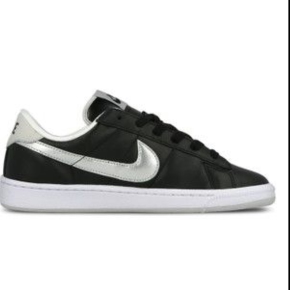nike tennis classic women's